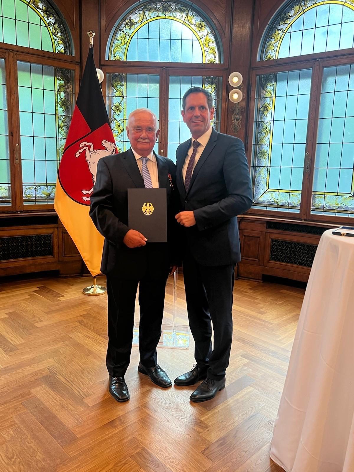 Die SPD Nord Wilhelmshaven gratuliert Wilfrid Adam herzlich zur Verleihung des Bundesverdienstkreuzes durch Ministerpräsident Olaf Lies.